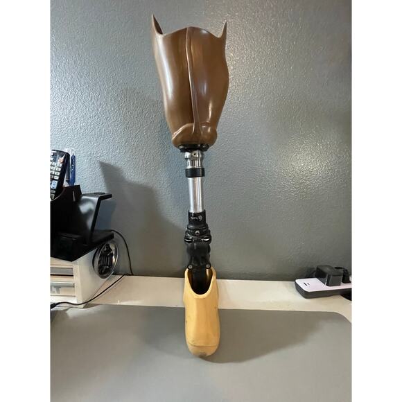 Ottobock Titan 4R52=5 Right Prosthetic Leg - Picture 3 of 11